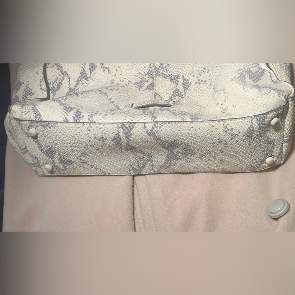 ๐๐๐๐ ๐๐๐๐ Leather Turnlock Snake Bag Off-White Bone Gray GORGEOUS! - Picture 10 of 16